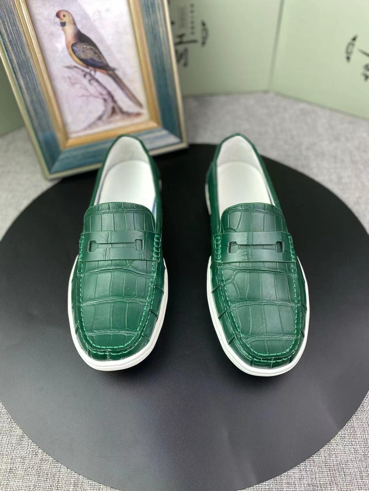 Trendy crocodile pattern men's loafers