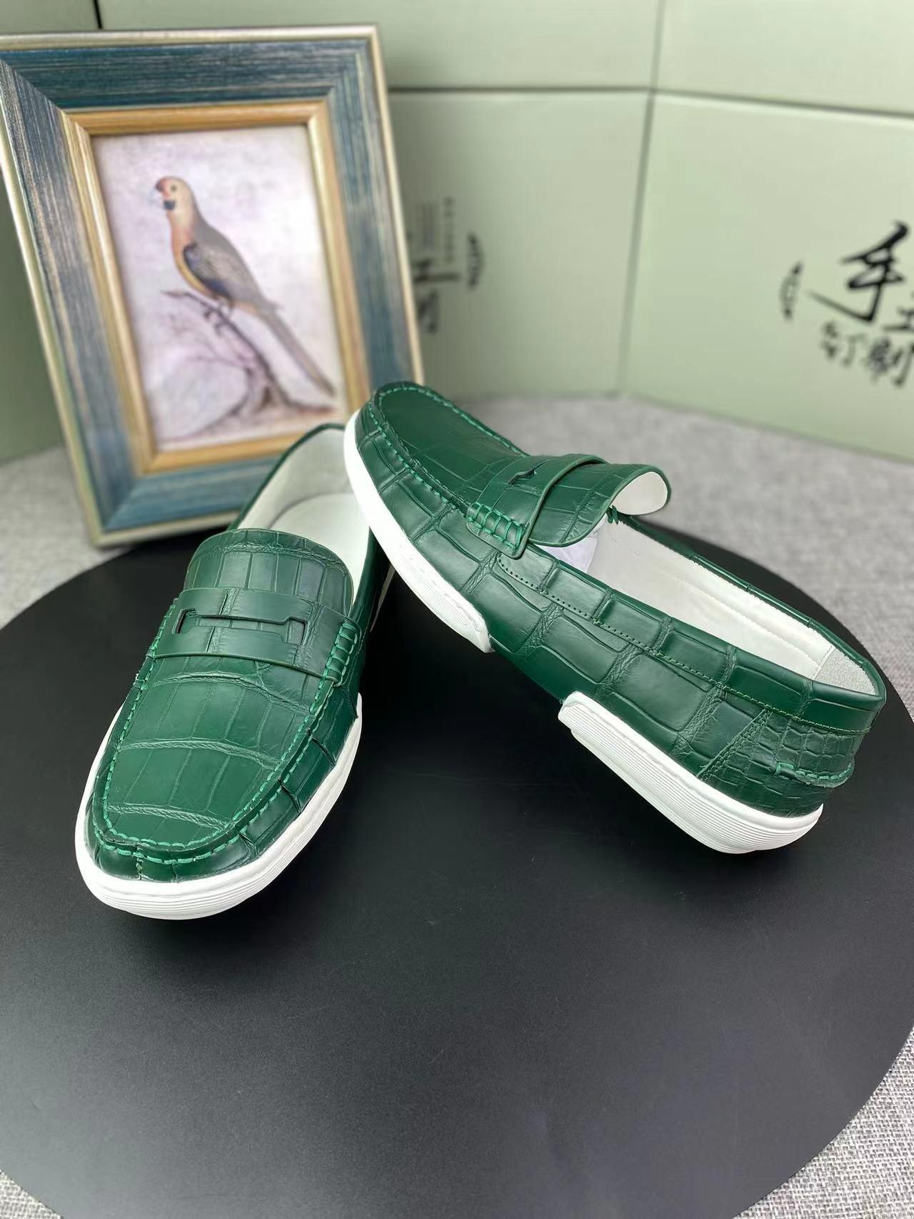 Trendy crocodile pattern men's loafers